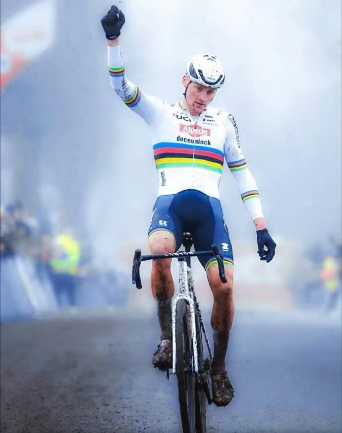 Cinque vittorie in cinque gare, Van der Poel è il re della Coppa del mondo CX
